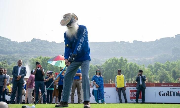 IshaVidhya-GolfJaunt-2019-Sadhguru-Playing-Golf